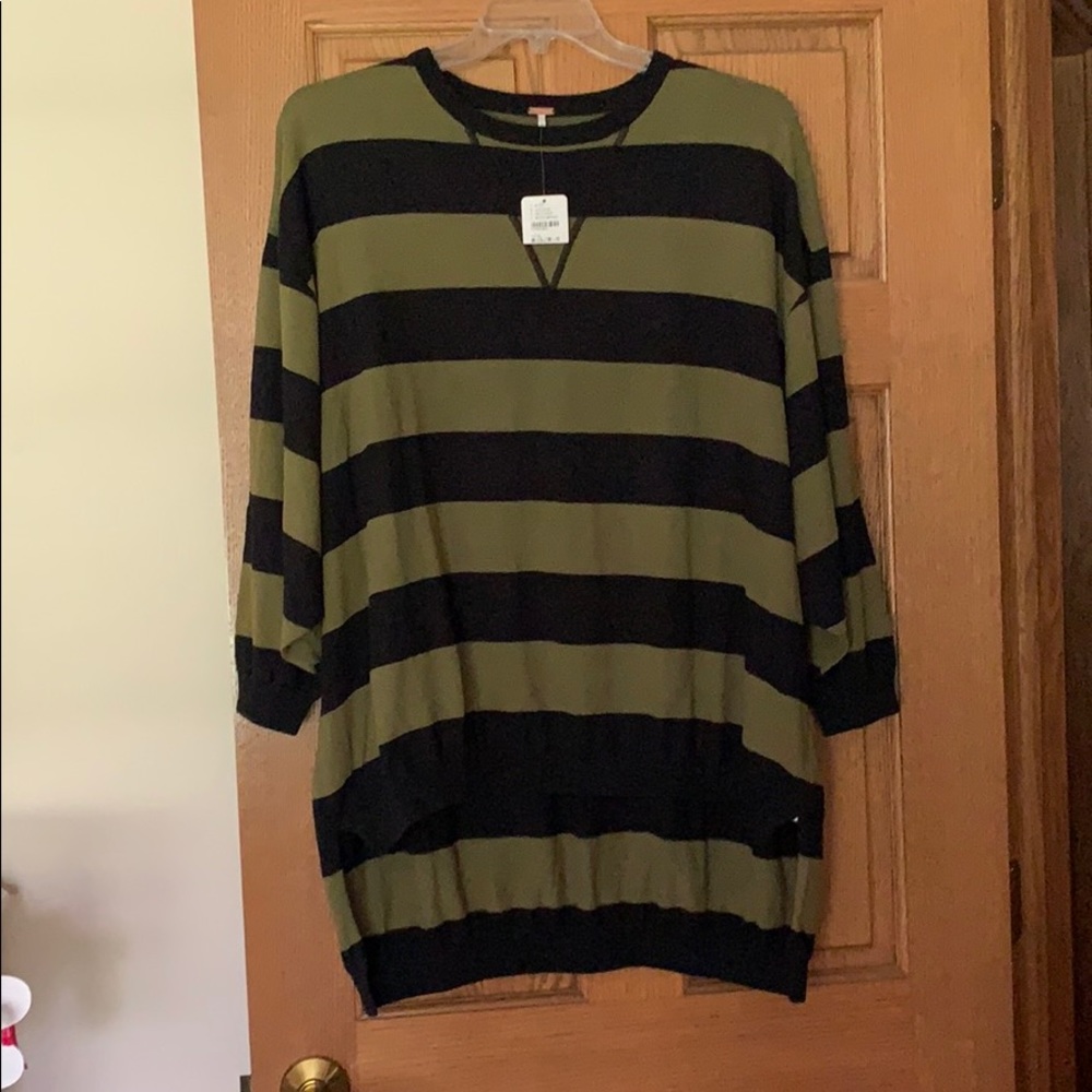 Free People • high low sweater NWT